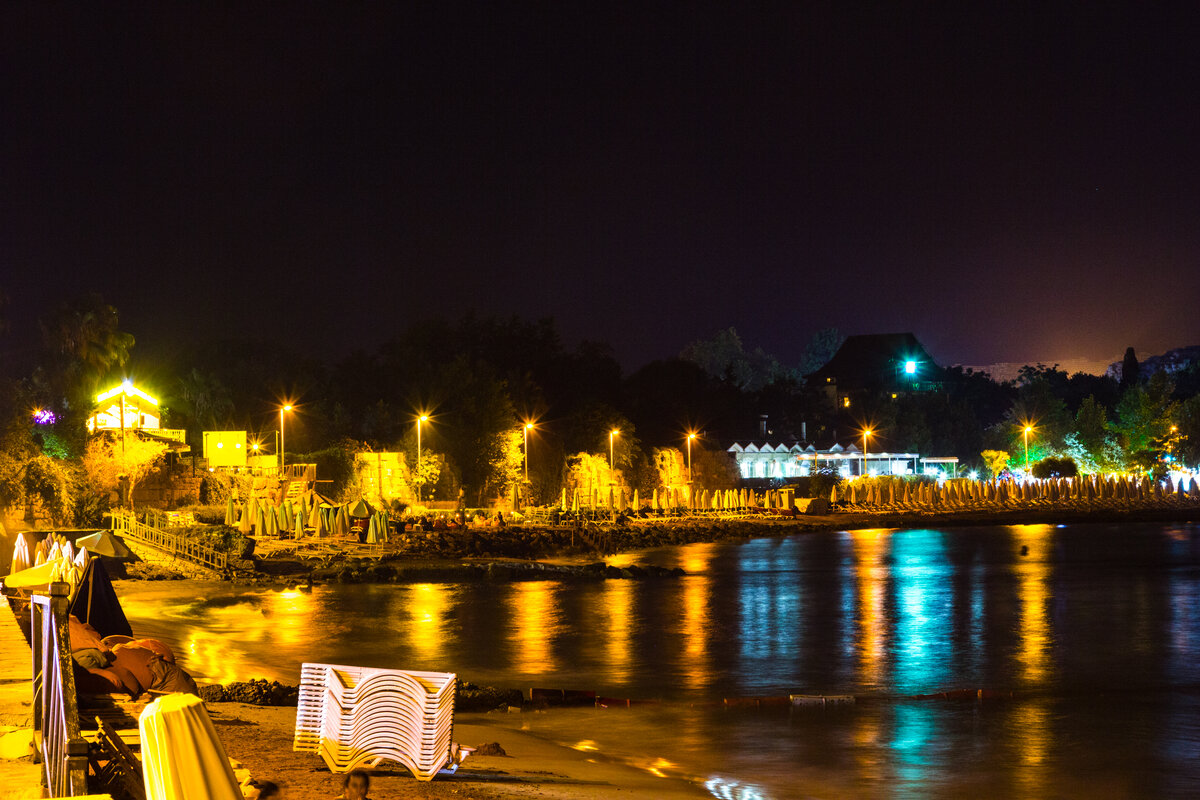 Ночь скрывает недостатки остаётся только красота.