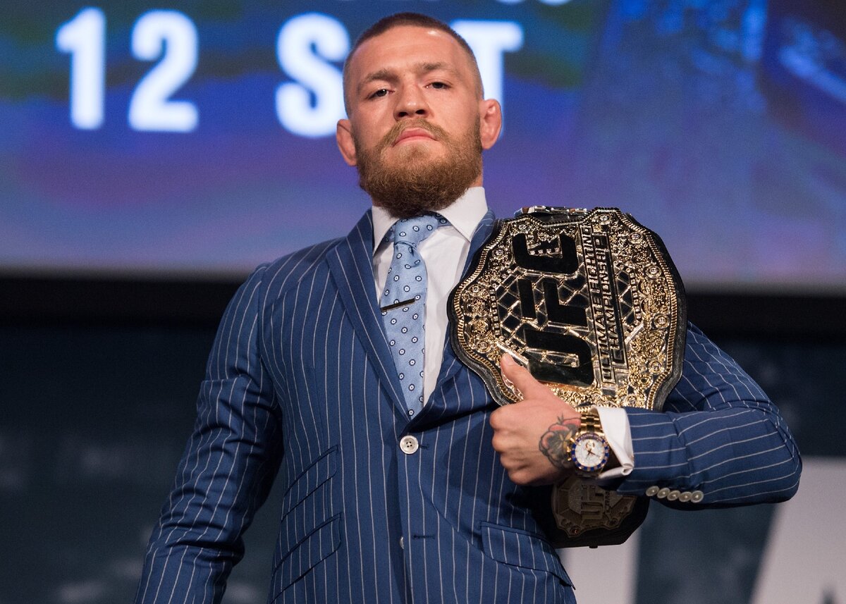 с поясом UFC в легком весе