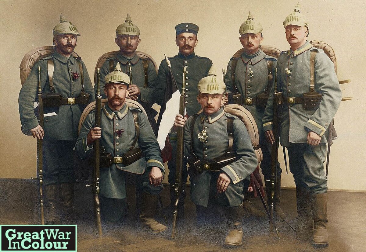 Как называют первую мировую. Пикельхельм Вильгельма. Пикельхельм Бисмарка. Пикельхельм Вильгельма 2. Солдатская форма кайзеровской армии 1914.
