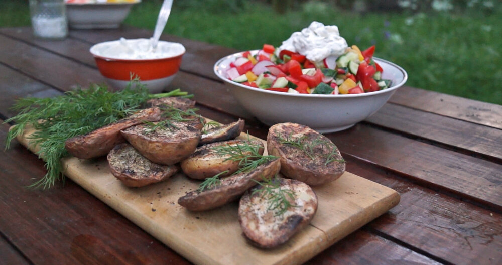Идеальный гарнир для шашлыка. Шашлык в своем самом основном виде - это кусочки мяса, жаренные на вертеле над углями. "Классический" шашлык, говорит бабушка, надо делать из баранины. Именно так его часто готовят на Кавказе, где зародилось блюдо, и где много овец. В Москве, правда, баранины стало меньше, и россияне стали более творчески относиться к своему шашлыку. Здесь его готовят с курицей, свининой и рыбой, мясо перемежают кусочками лука, перца или помидоров. Каждый разработал свой собственный маринад (кетчуп и чеснок, как правило, фактор сильно). С самого начала шашлык был соревновательным видом спорта.