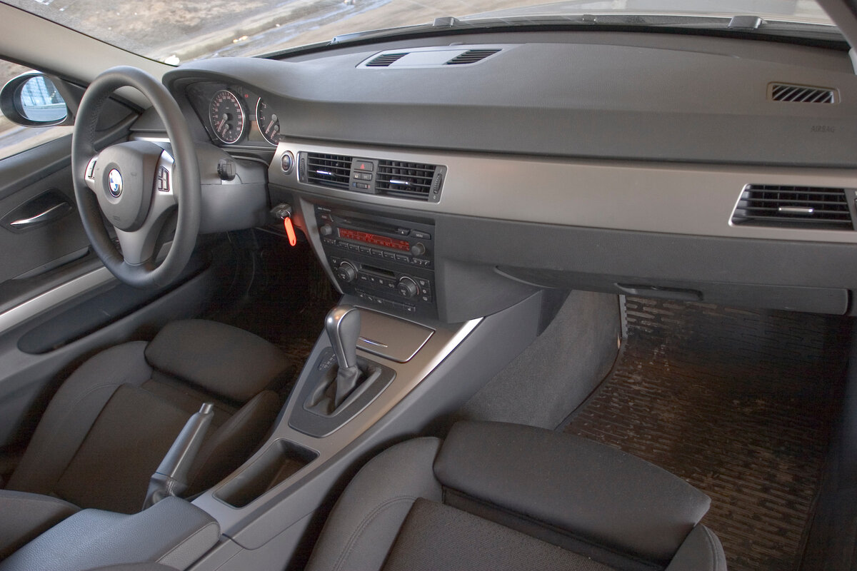 Осматриваем салон авто