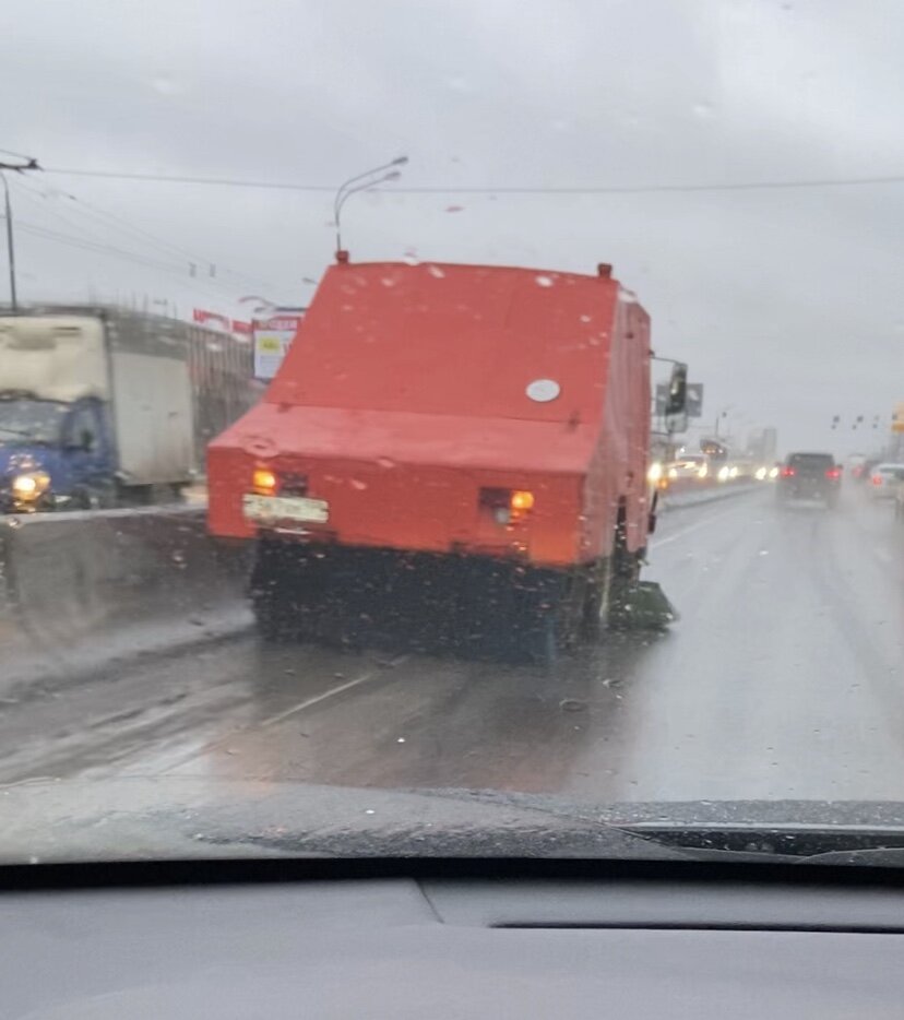 Иной раз доходит прям уж совсем до комичных ситуаций. 18 января было совсем по весеннему тепло. И на дороги вышли.... поливалки! Ну а что? Надо же зарабатывать как-то! Прекрасное решение для зимы. 😂
Ну а в остальное время приходиться гонять ковшами лужи справа налево и слева направо, подметать лужи. На дороги вышли даже пылесосы и стали пылесосить лужи! Чего только не придумают чтобы освоить бюджет. Ведь не зря говорят, что работа у коммунальщиков тяжелая. И глядя на весь этот цирк веришь! Ведь мало того, что им надо придумать чем заняться, так ещё и сделать это, а научились они это делать лучше всех в мире. 