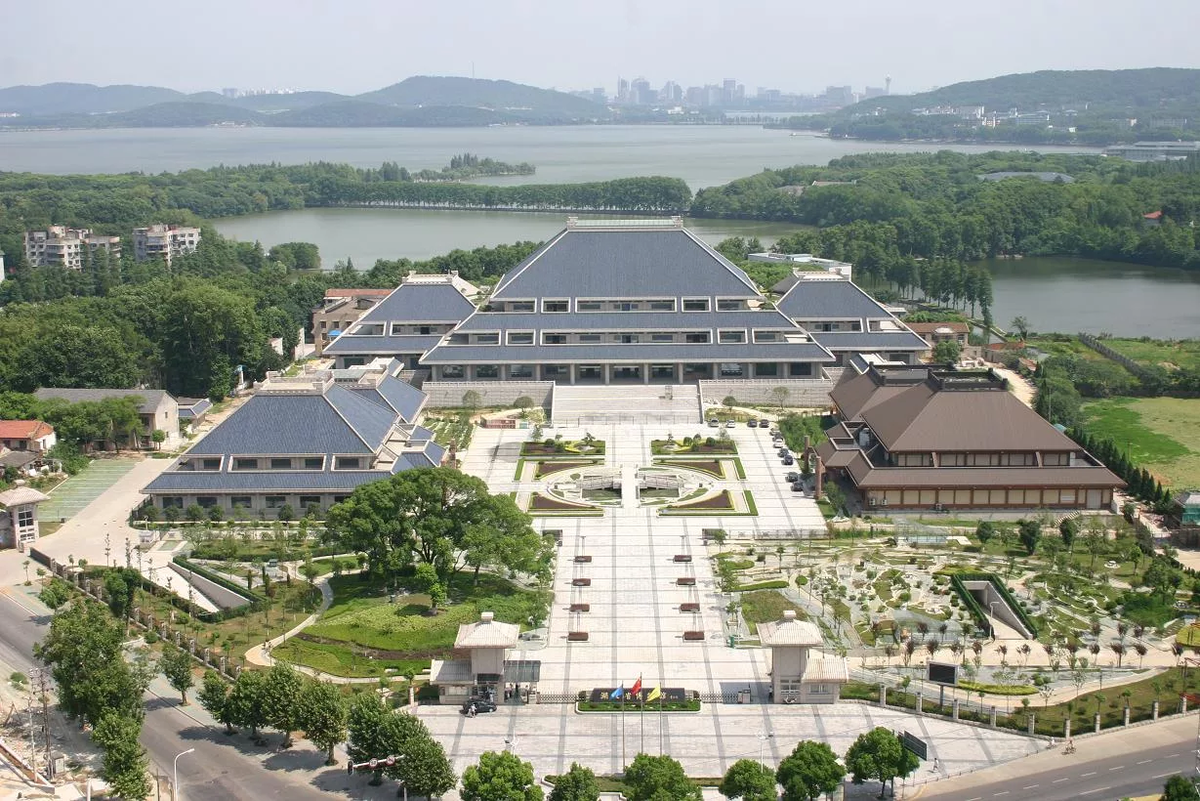 Hubei province. Музей провинции Хубэй Ухань. Музей города Хубэй. Музей провинции Хубэй Ухань экспозиции. Wuhan Art Museum Ухань.