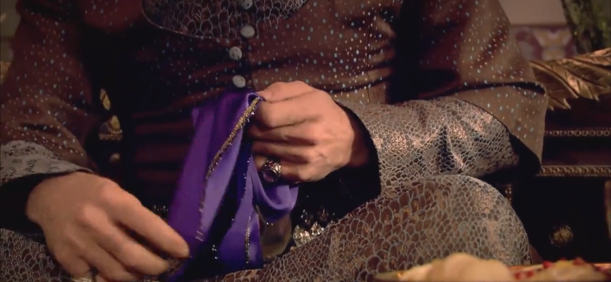 Сулейман готовится бросить платок Александре. Фото - Гугл картинки 