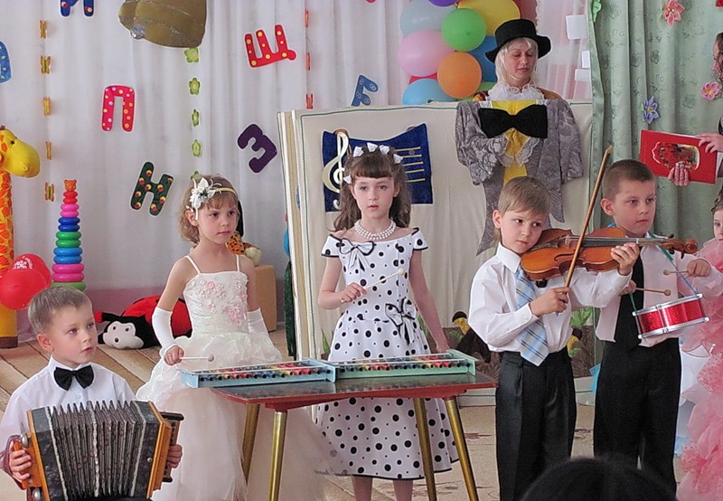 Музыканты в детский сад. Музыкальные занятия в детском саду. Музыкальное занятие в садике. Музыкальные занятия в саду. Праздники в детском саду.