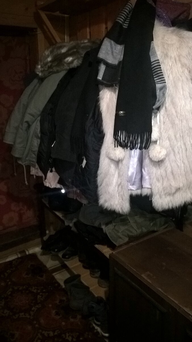 Верхняя одежда не помещается на вешалке