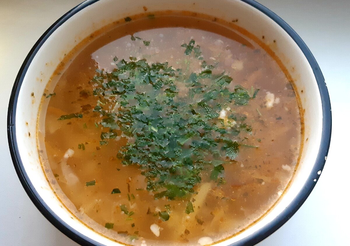    Щи – один из самых доступных супов супов для моей семьи - нужно лишь иметь под рукой немного мяса на кости и овощи.