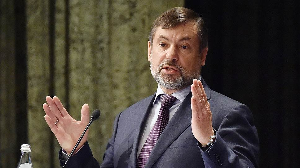 Слишком много часов по мнению политика отводится современной программой для изучения иностранных языков.