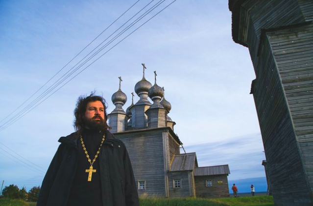 Как молодой московский священник и старый деревенский плотник спасли далекое глухое село: 