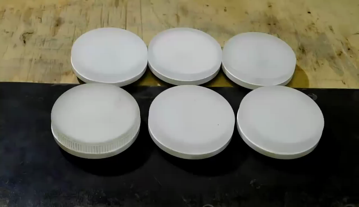 Всем привет! Пришла идея сделать простейшее приспособление для ремонта светодиодных ламп своими руками в домашних условиях. У меня частный дом и с целью экономии электроэнергии я пользуюсь только светодиодными лампочками, но как всем известно, часто эти лампы выходят из строя. Редко бывало так, что купишь светодиодную лампу и она прослужит 3 года, все зависит от фирмы, качества и цены, но бывает что купишь фирменную дорогую лампу, а она не прослужит даже 1 месяца, чек в магазине не взял или просто потерял, лампочку уже не вернуть, но ее можно отремонтировать или использовать как донор для ремонта других неисправных светодиодных лампочек. Сегодня я покажу Вам самодельное приспособление для ремонта светодиодных ламп в домашних условиях своими руками!