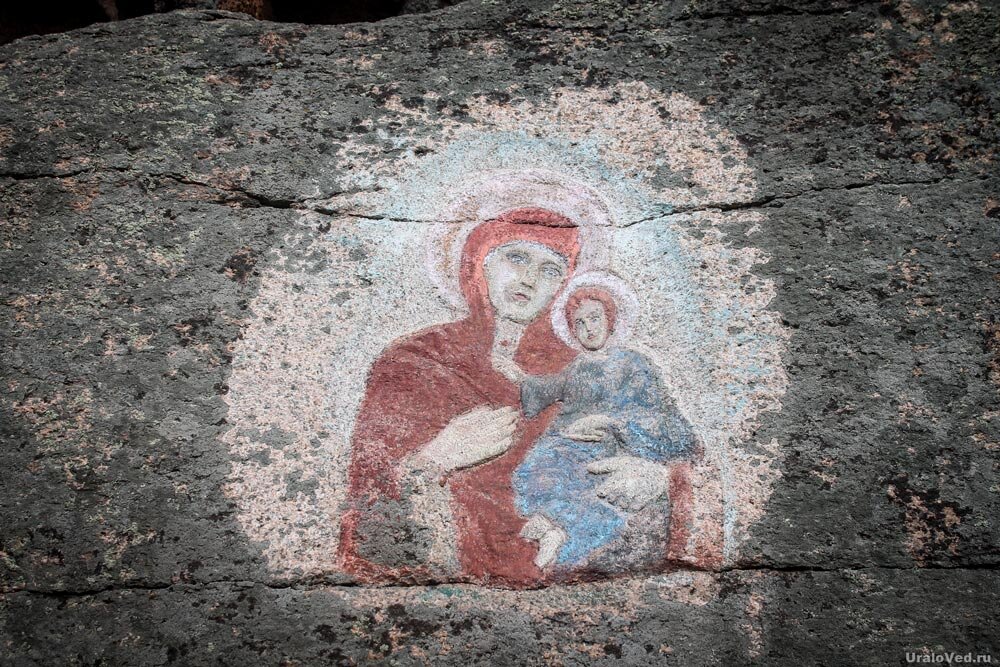 Богородица с младенцем на скале