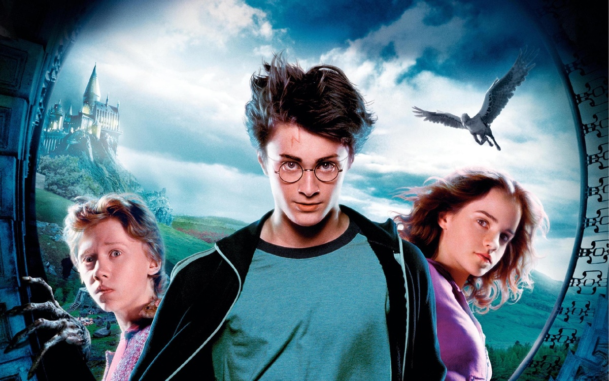 Первый фильм вышел в 2001 году - "Гарри Поттер и философский камень"