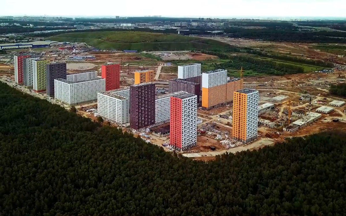 Фото из Интернета. Типичный пейзаж для Новой Москвы - коробки в лесу. https://salarevopark.club/wp-content/uploads/2018/07/salarevo-park-hod-stroitelstva-11-iyulya-2018-goda-2.jpg. 