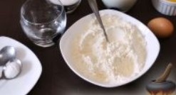 В отдельной миске смешиваем сухие ингредиенты: муку, соль и разрыхлитель.