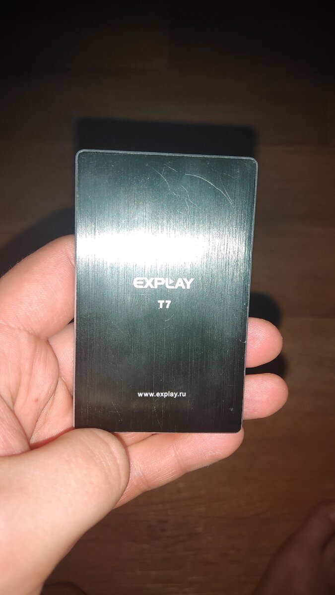 плеер explay t7, который досих пор работает и читает flac. Звучит гораздо чище любого телефона, а стоит сущие копейки. 