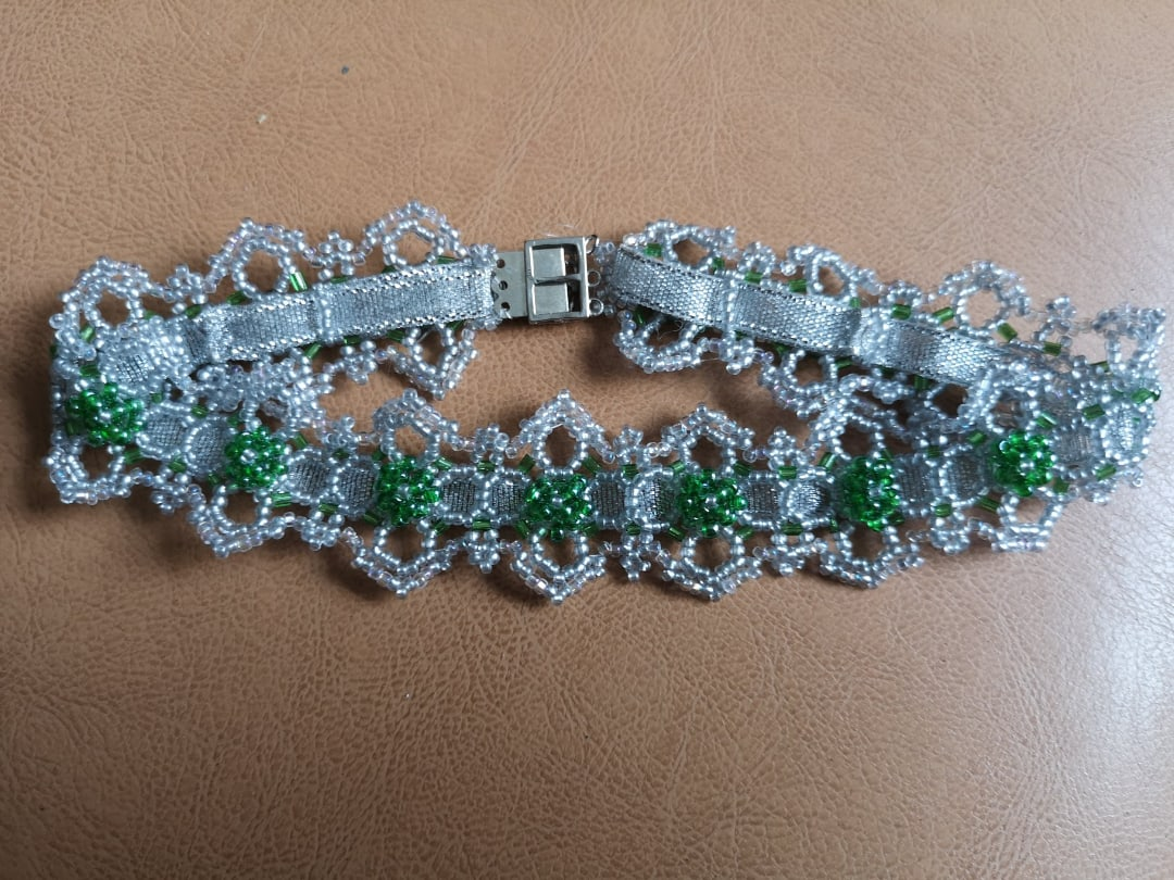 Появилось время снова заняться бисероплетением. Нервы, кстати, успокаивает))