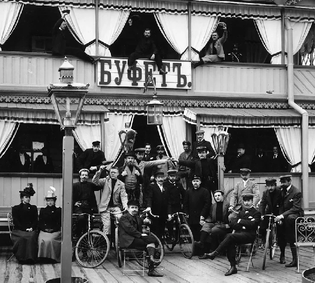 "Давайте же развлекаться, господа!" Россия времен хрустящей французской булки