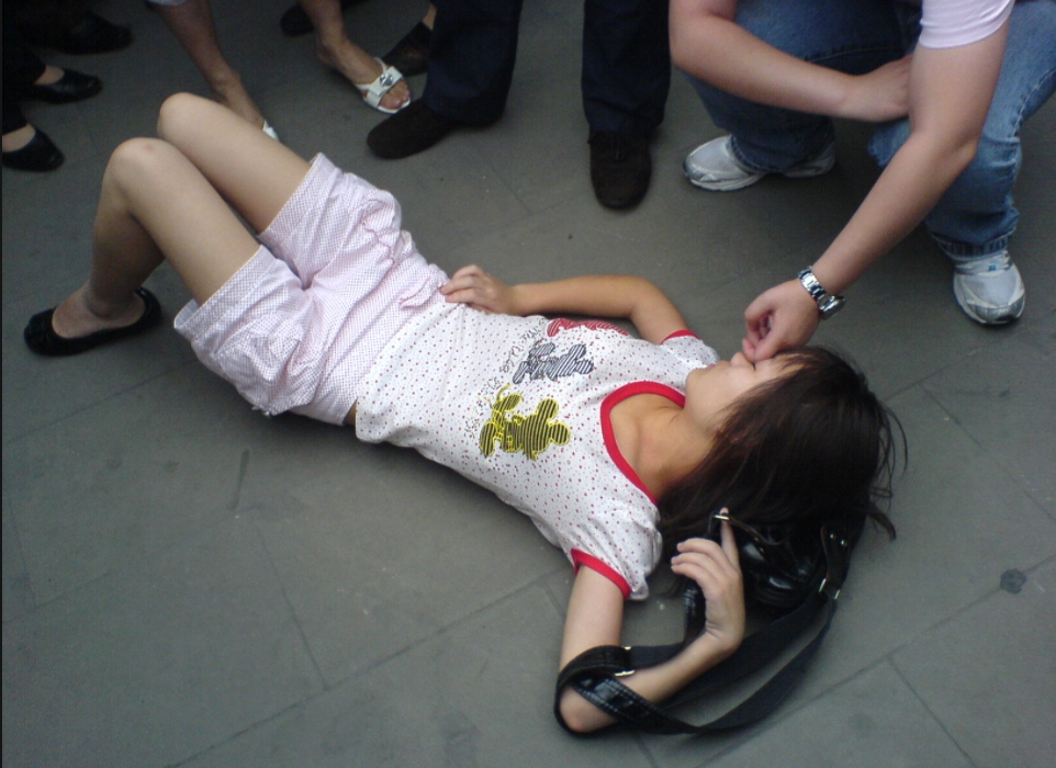 Падение без сознания. Девушка потеряла сознание.