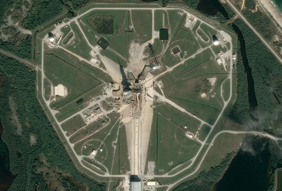 Если еще не догадались - тень по центру вам в помощь. Отгадали?  Листайте->