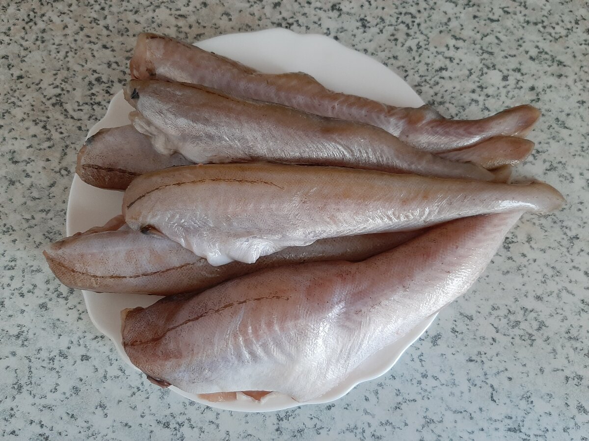 Крупные рыбки можно разрезать на кусочки. У меня небольшие, и я буду запекать их целиком