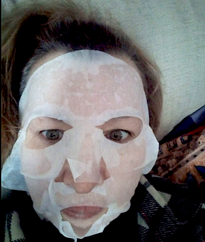 автопортрет автора статьи в маске. Ничего "такого", просто косметическая маска из супермаркета. Кожу увлажнаяет ;