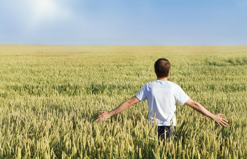 мальчик стоит на земле. внутренняя свобода ребенка. мальчик стоя на фоне. славянские дети. колосок для детей.