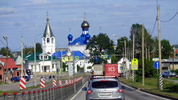 Въезд в город по трассе.