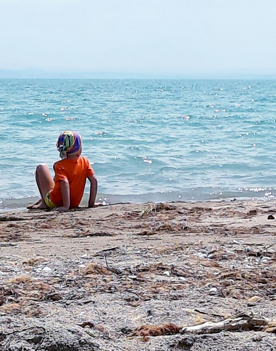 Размышляет о смысле мироздания)