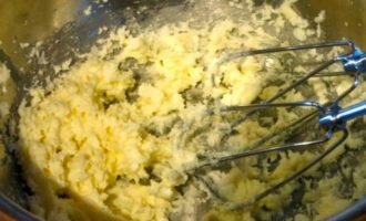 Все ингредиенты заранее нужно достать из холодильника. Так выпечка получится намного нежнее.
Размягчённое сливочное масло взбейте с сахаром. Сахар должен раствориться. Некоторые предпочитают тростниковый сахар. Любителям тростникового сахара советую взбить чуть дольше.