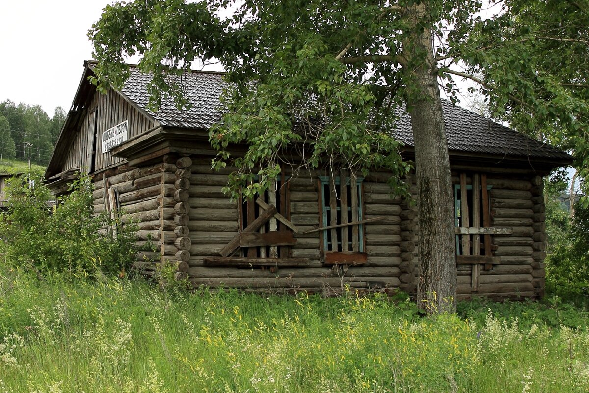 Один из заброшенных домов в Парамоновке на улице Известковой