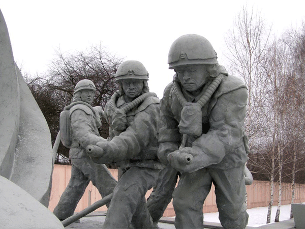 Памятник пожарным-героям с надписью: «Тем, кто спас мир»