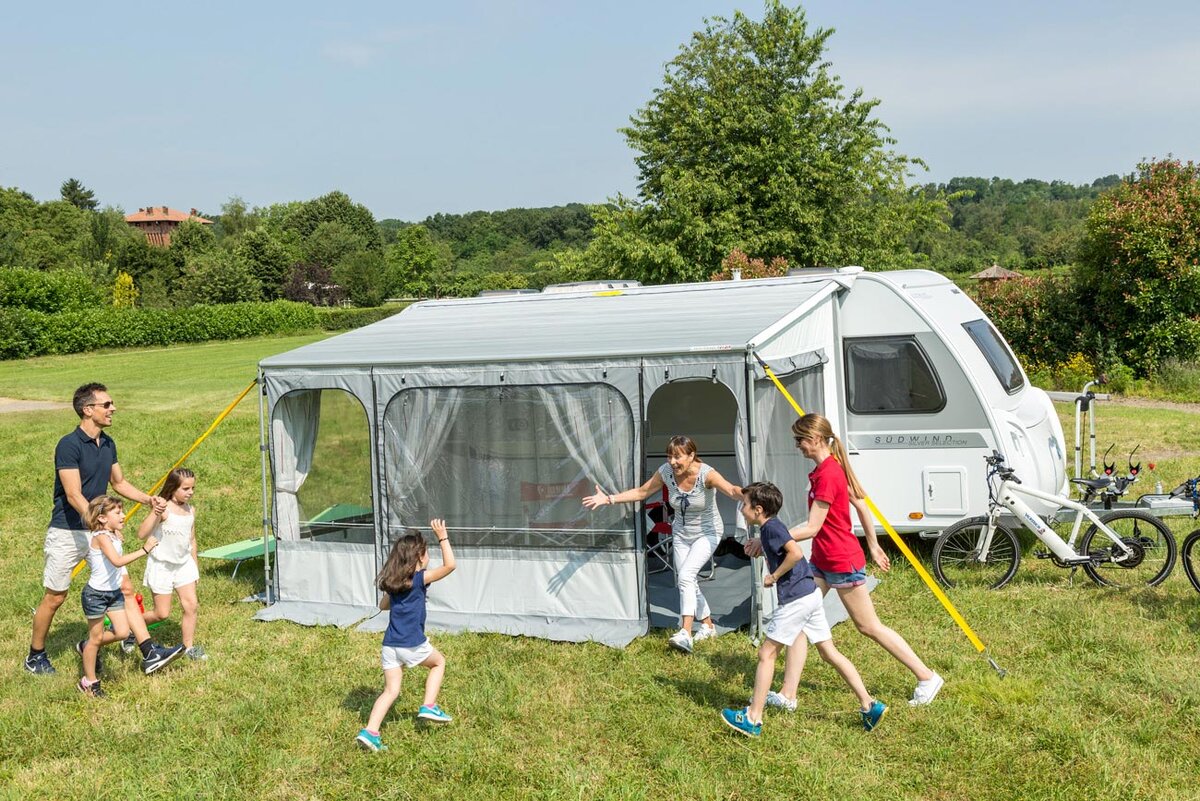 Собранная маркиза-палатка у прицепа-дачи