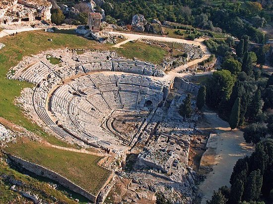 Фото взято на сайте: https://www.tripadvisor.ru/ShowUserReviews-g187891-d195179-r210162716-Teatro_Greco-Syracuse_Province_of_Syracuse_Sicily.html