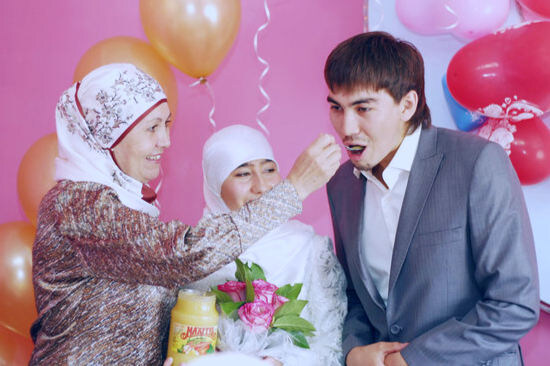 Кияүгә һәм кәләшкә бал каптыру, телләре бал кебек баллыбулсын өчен. Татарларның туйның гореф - гадәте.