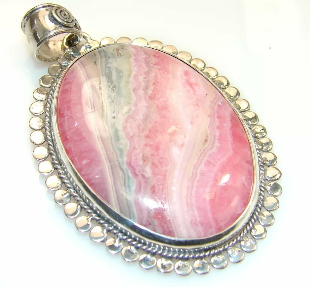 Родонит и родохрозит камень. Родонит и родохрозит. Родонит свойства камня для женщины. Родолит и родонит. Родонит зеленый камень.