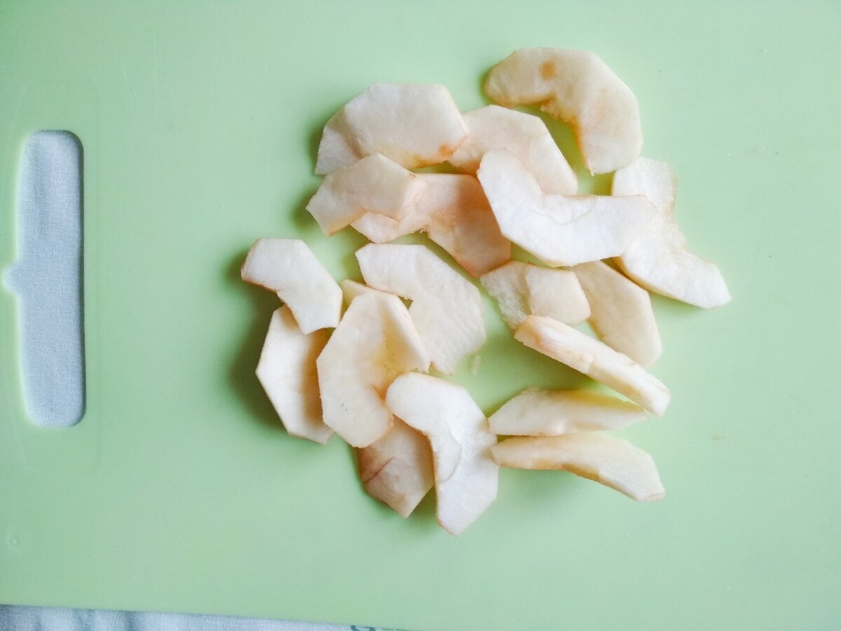 Долька яблока и корица