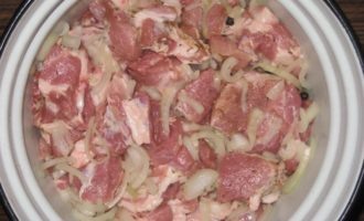 Ингредиенты перемешивают, придавливают грузом и оставляют на 12 часов в холодильнике.