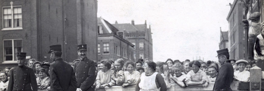 Женщины вышли на "картофельную демонстрацию". 1917 год. https://socialisme.nu/