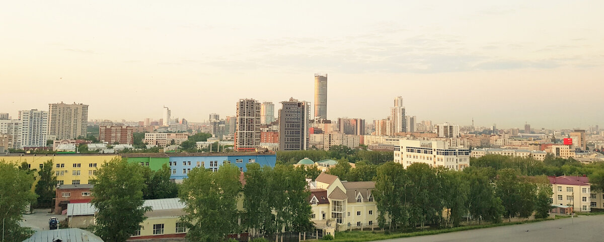 В городе много высотных строек. И цена на квартиру одной и той же плаировки может сильно разниться, в зависимости от этажа