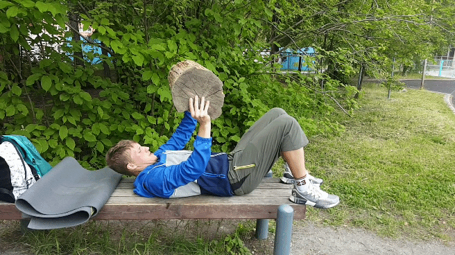 В верхней точке скручивания старайтесь задержать положение туловища на 1 секунду и максимально "прожать" мышцы брюшного пресса