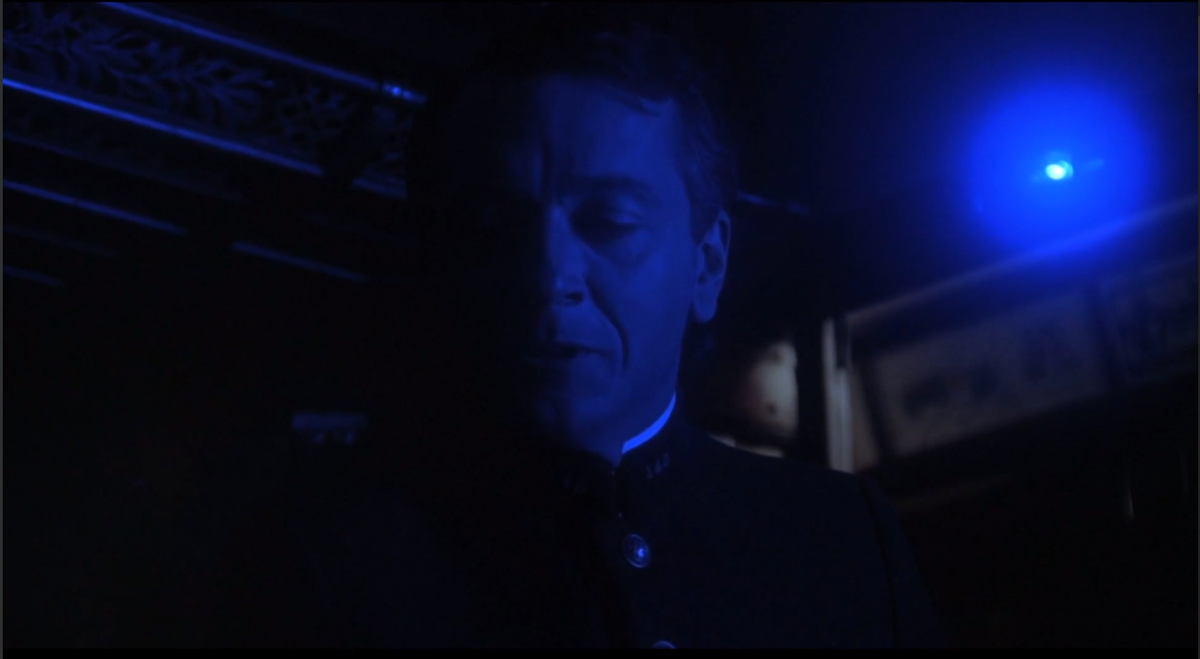 Жан-Пьер Кассель в роли проводника Пьера Мишеля, кадр из фильма «Убийство в «Восточном экспрессе» (реж.Сидни Люмет, 1974)