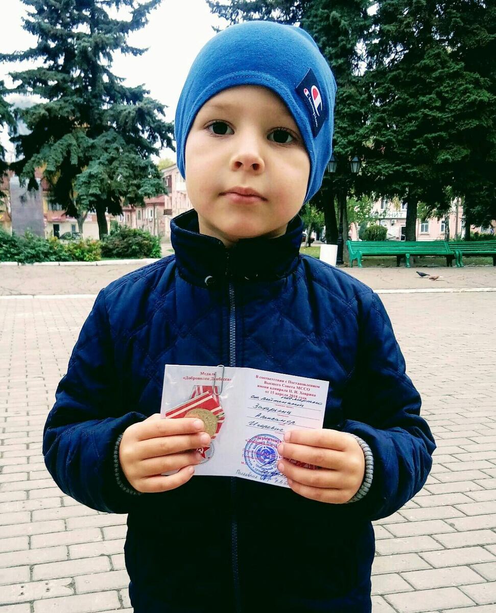 Ребенок гордится папиными наградами