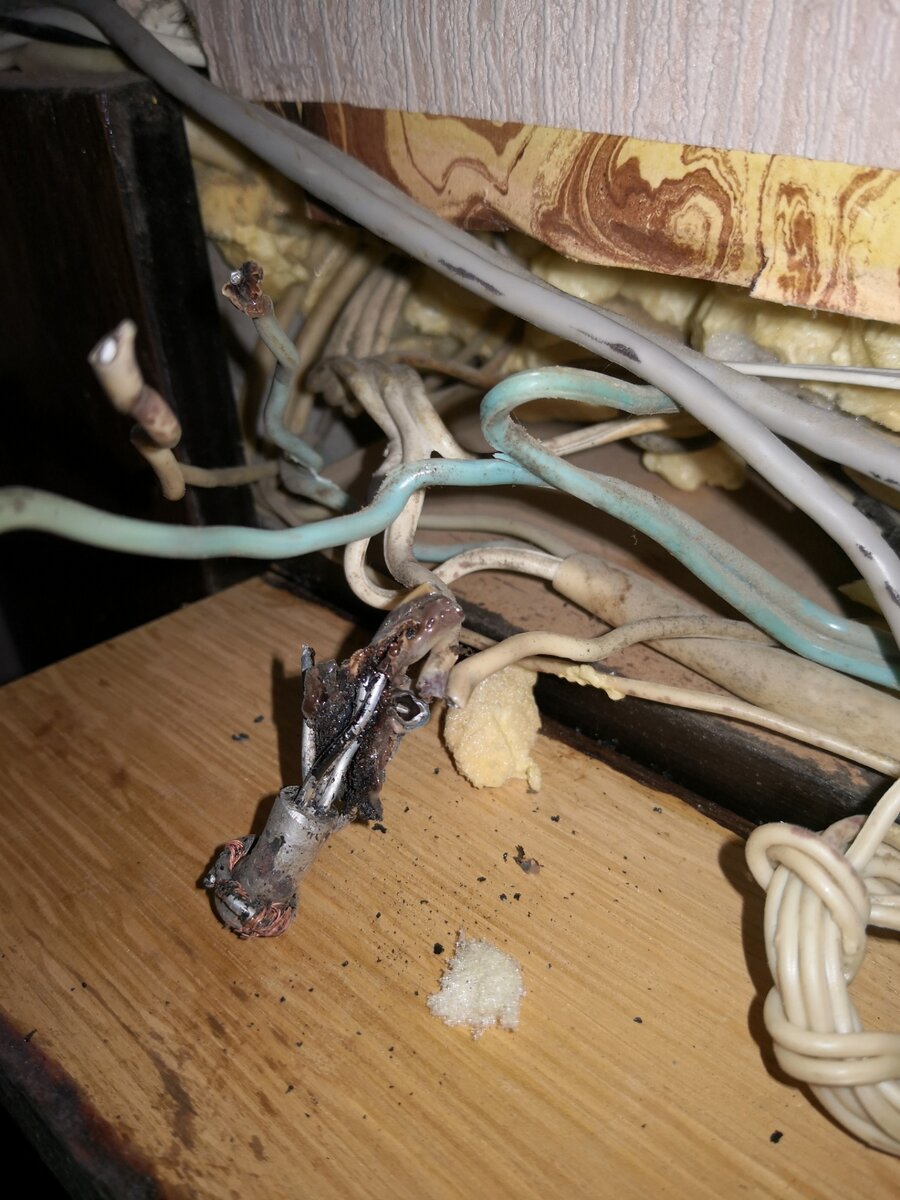 Скрутка толком не опрессована ,(просто на гильзе по центру вмятина от удара отверткой) а изоляции не видно-либо не было, либо....