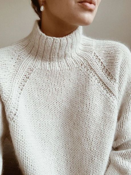 Пуловер с круглой кокеткой связанный от горловины. Спицы.