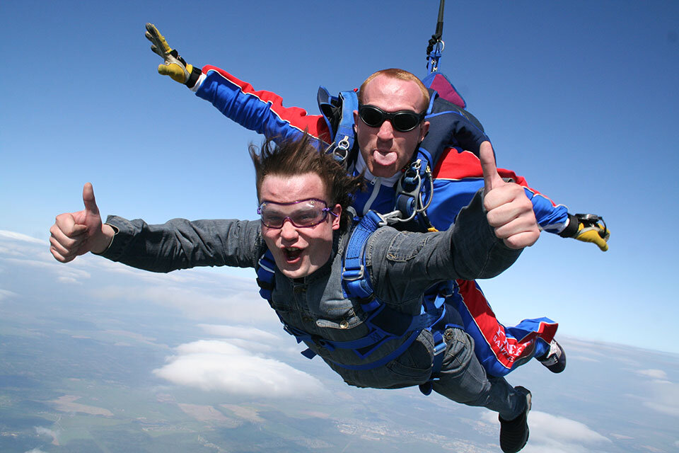 Прыгнуть с парашютом в спб. Парашютный спорт. Прыгнуть с парашютом в спб. Прыжок с парашютом. Самостоятельный прыжок с парашютом.