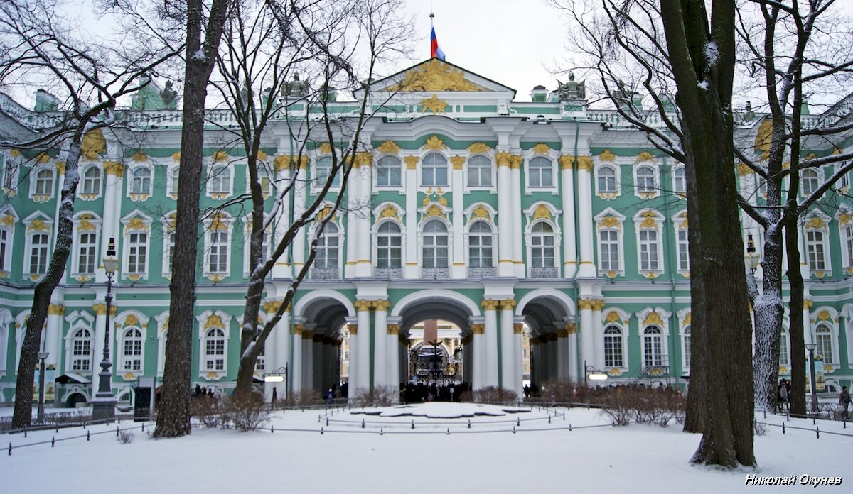 3. Заходим на территорию Зимнего Дворца и делаем снимок в обратную сторону.