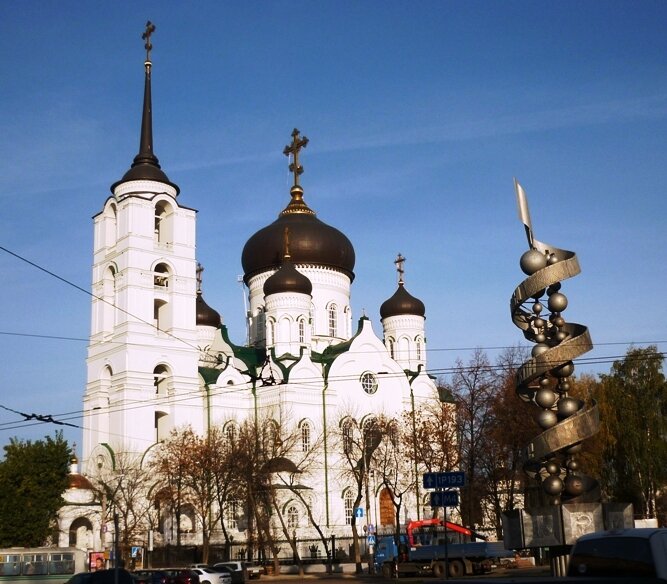Памятник науке на фоне собора