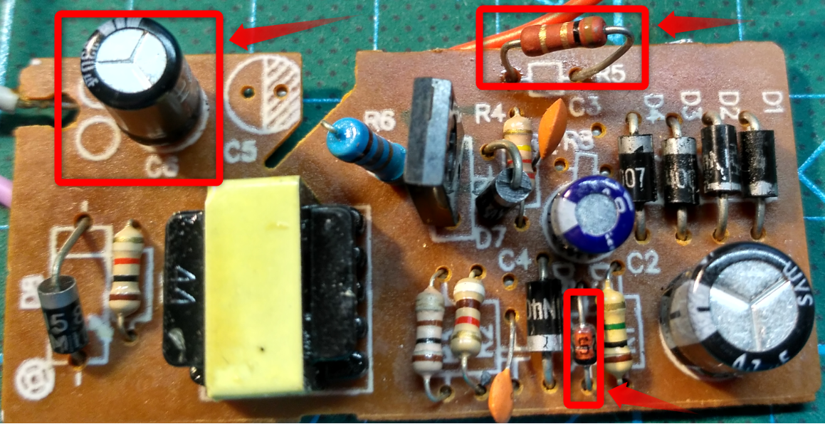 Блок питания до переделки. Красным выделены детали под замену. Резистор уже заменен.