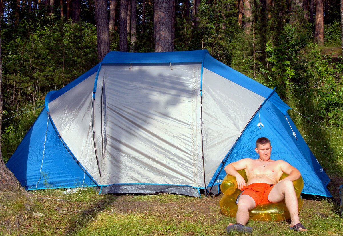 Авторское фото. На территории кемпинга есть и открытые места для загара и тенек от леса, что очень удобно.