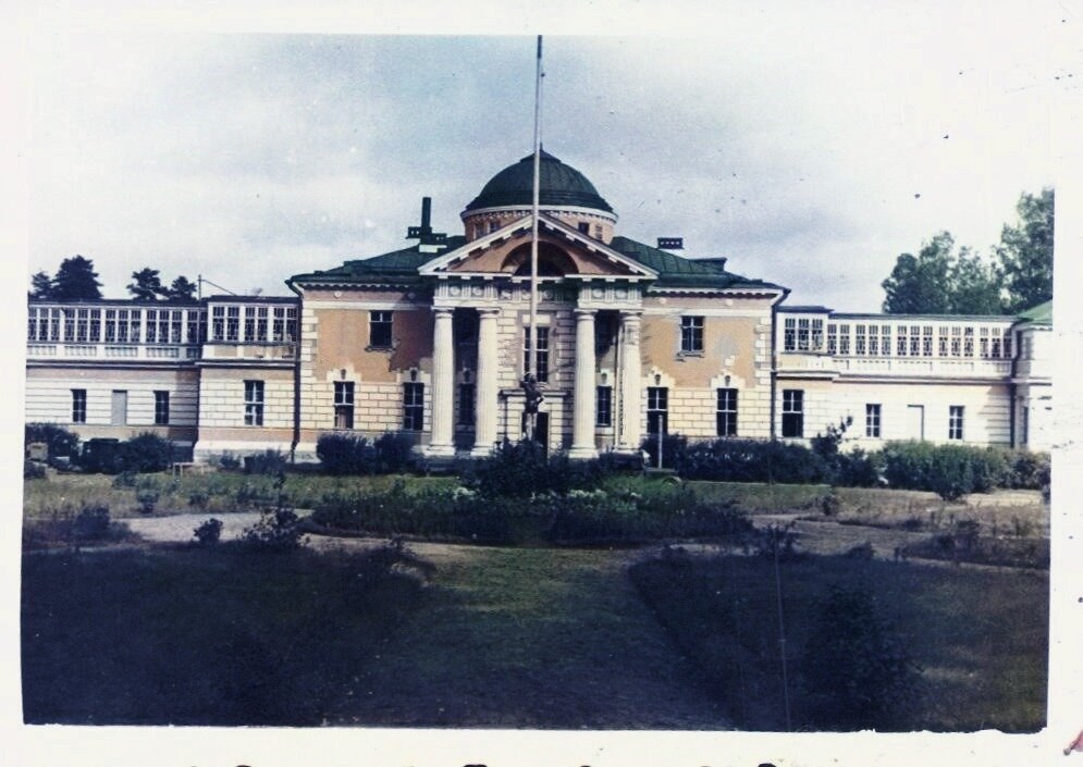 Вид на главный фасад усадебного дома.1941 г.